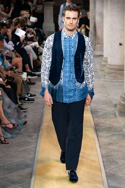 Look 99